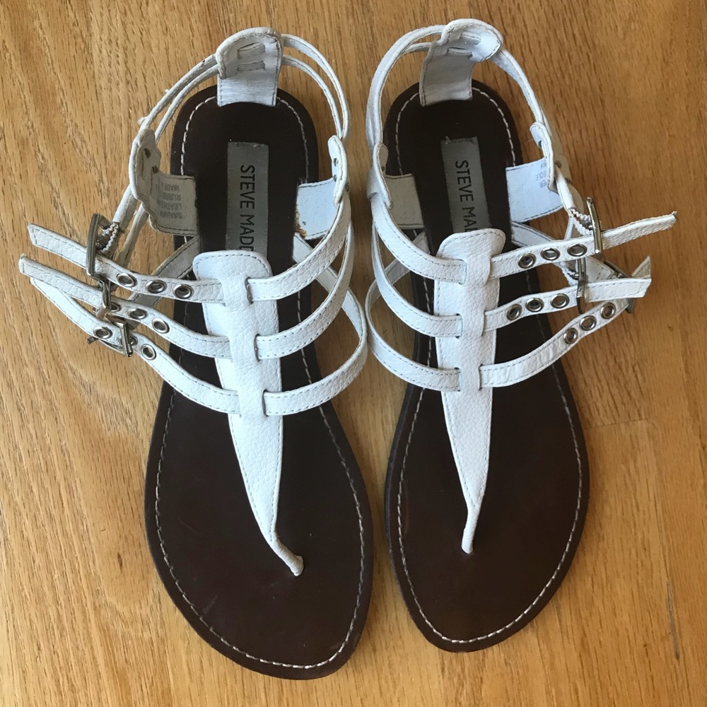 Steve Madden White sandals with clasps, size 7